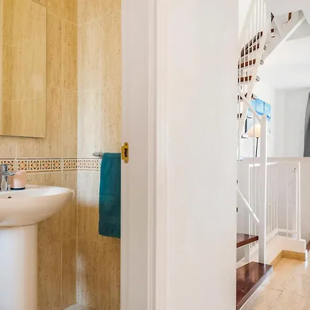 1314 Fabulous 2 Bedroom Roof Terrace Apartment *