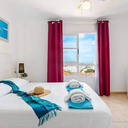 1314 Fabulous 2 Bedroom Roof Terrace Apartment *
