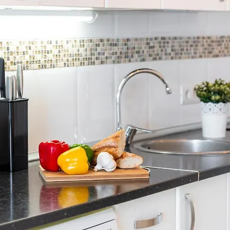 1314 Fabulous 2 Bedroom Roof Terrace Apartment *
