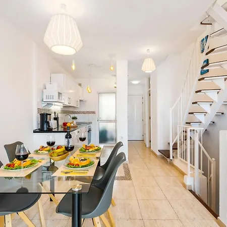 1314 Fabulous 2 Bedroom Roof Terrace Apartment *